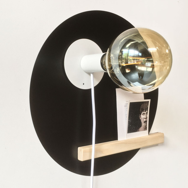Lampă de perete cu bec inclus și design minimalist