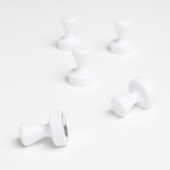 Magnet alb in forma de pion