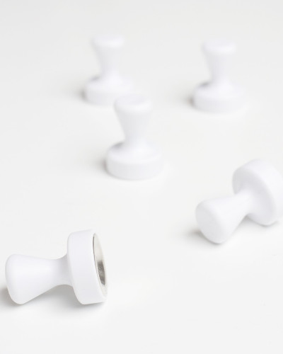 Magnet alb in forma de pion