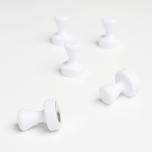 Magnet alb in forma de pion