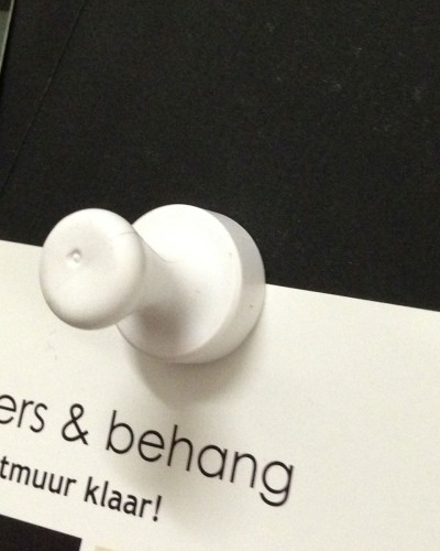 Magnet alb in forma de pion
