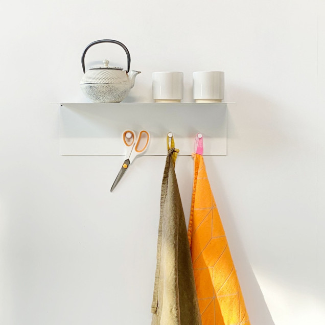 Magnet alb in forma de pion