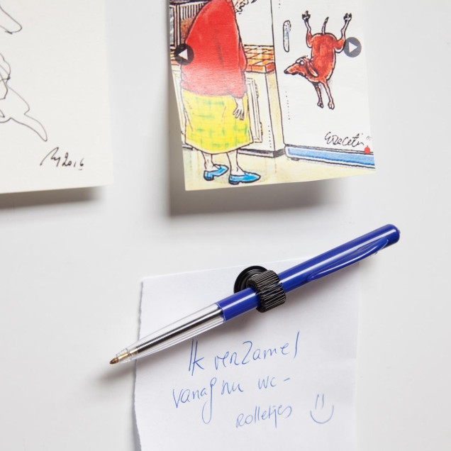 Suport magnetic pentru cretă, creion sau marker într-o cutie neagră