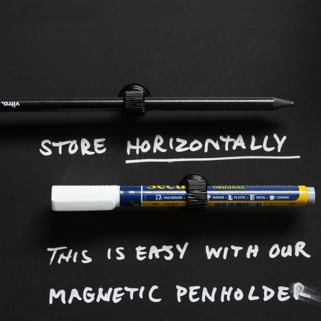 Suport magnetic pentru cretă, creion sau marker într-o cutie neagră