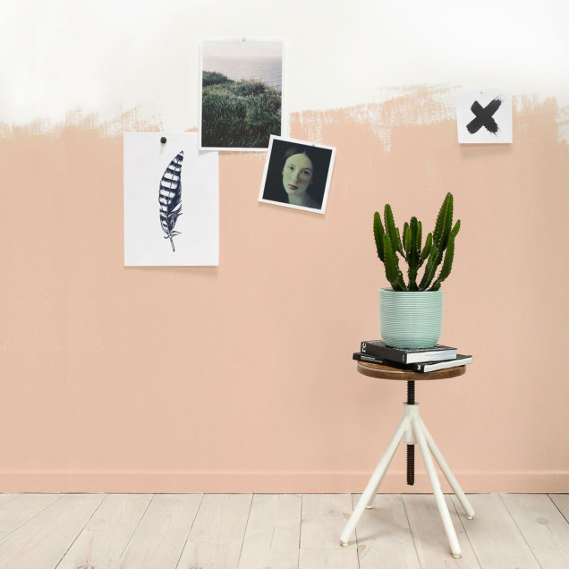 Tapet magnetic vopsibil într-o bucătărie modernă, folosit pentru decor cu elemente magnetice