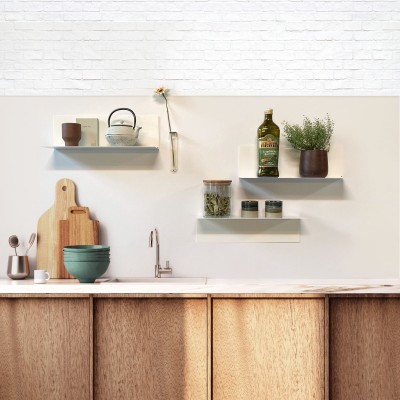 Tapet magnetic vopsibil într-o bucătărie modernă, folosit pentru decor cu elemente magnetice