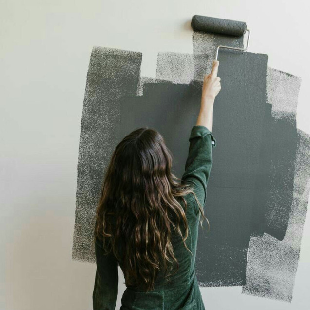 Tapet magnetic vopsibil 100x100 cm pe un perete cu decor