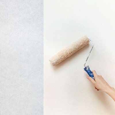 Tapet magnetic vopsibil într-o bucătărie modernă, folosit pentru decor cu elemente magnetice