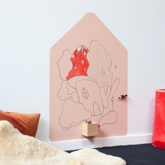 Tablă de scris magnetică autoadezivă în formă de casă, culoare nude, cu desene colorate