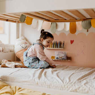 Fetiță desenând pe o tablă magnetică autoadezivă cu margini ondulate, culoare nude