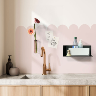 Tablă de scris magnetică autoadezivă, margini ondulate, roz, 58x120 cm, pe un perete într-o bucătărie.