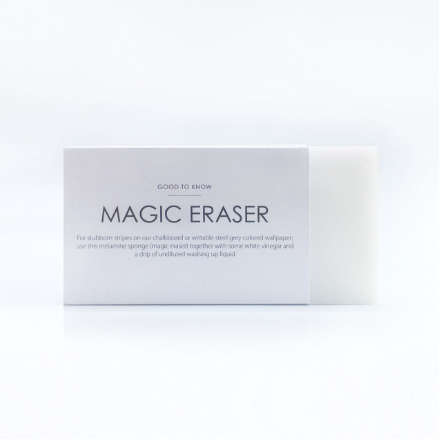 Marker universal negru desenând pe hârtie