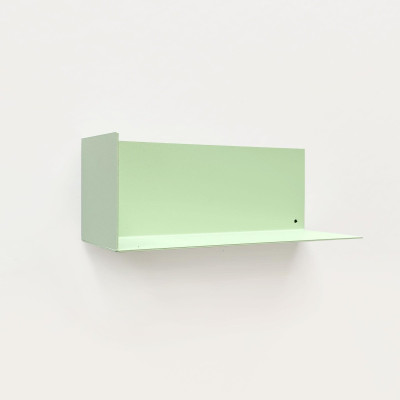 Poliță metalică verde mentă fixată magnetic pe perete, cu cărți și figurină decorativă