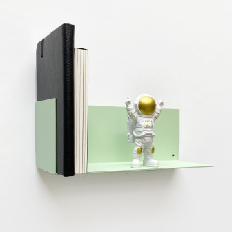 Poliță metalică verde mentă fixată magnetic pe perete, cu cărți și figurină decorativă