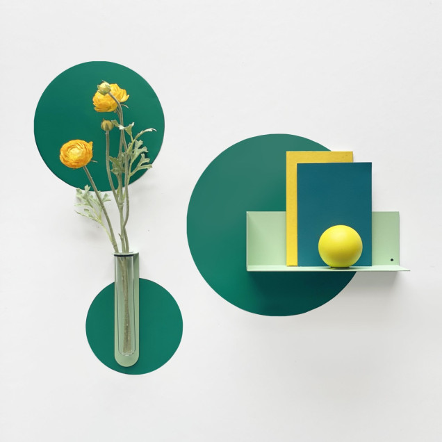 Poliță metalică verde mentă fixată magnetic pe perete, cu cărți și figurină decorativă