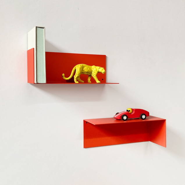 Poliță metalică roșie pentru tapet magnetic cu o figurină de leopard galben