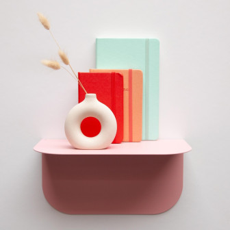 Poliță metalică roz pentru tapet magnetic cu vază și cărți