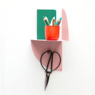 Poliță metalică magnetică roz cu accesorii de birou