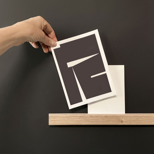Raft magnetic din lemn de 45cm expunând fotografii și ilustrații.