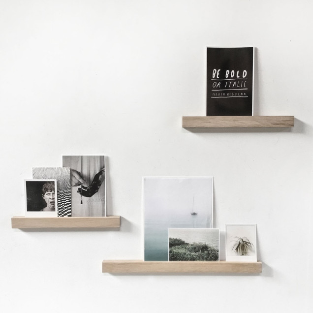Raft magnetic din lemn de 45cm expunând fotografii și ilustrații.
