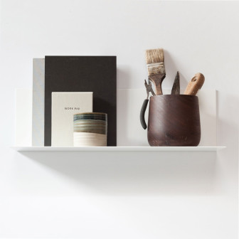 Poliță metalică albă pentru tapet magnetic cu obiecte decorative