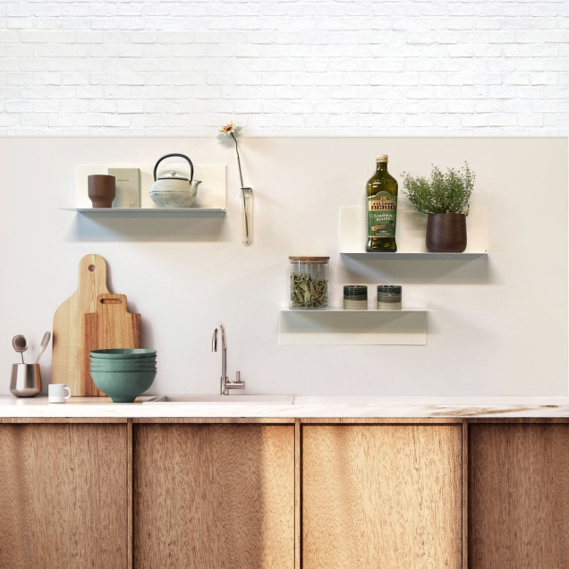 Poliță metalică albă pentru tapet magnetic cu obiecte decorative