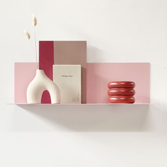 Poliță metalică roz cu accesorii decorative