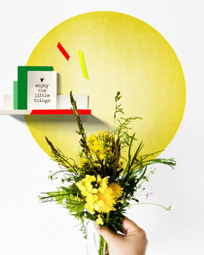 Sticker magnetic galben pe un perete alb, cu un raft și un buchet de flori galbene