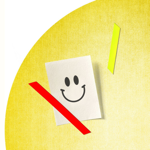 Sticker magnetic galben pe un perete alb, cu un raft și un buchet de flori galbene