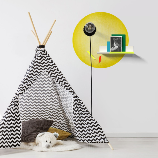 Sticker magnetic galben pe un perete alb, cu un raft și un buchet de flori galbene