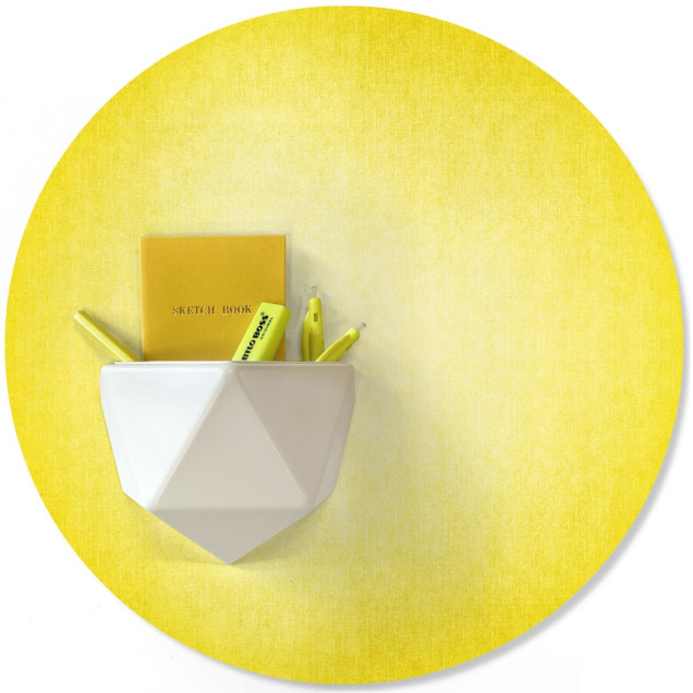 Sticker magnetic galben pe un perete alb, cu un raft și un buchet de flori galbene