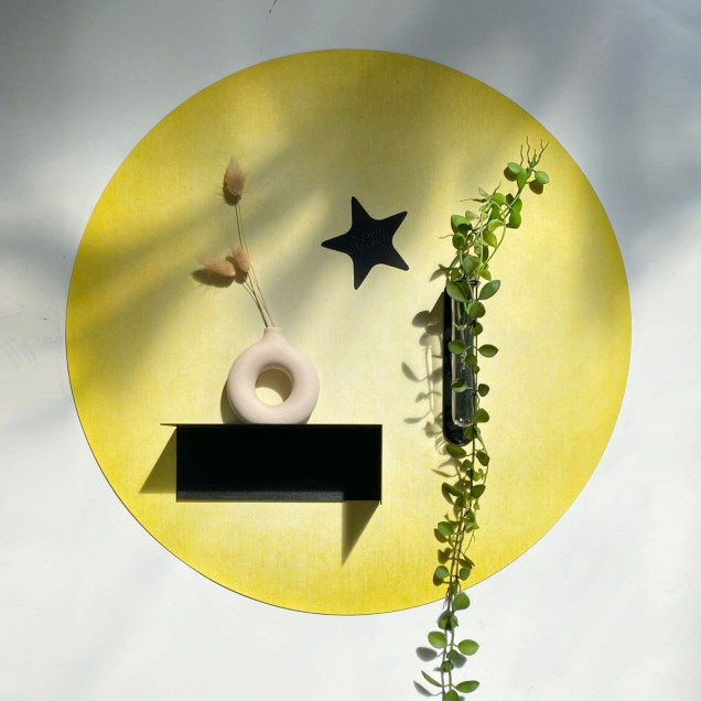 Sticker magnetic galben pe un perete alb, cu un raft și un buchet de flori galbene
