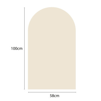 Băiețel folosind o tablă magnetică autoadezivă în formă de arcadă pentru a crea forme cu piese magnetice