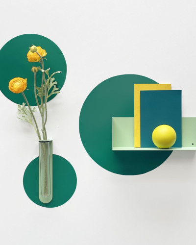 Sticker magnetic circular, verde pădure, set de 3 bucăți, decorând un perete alb
