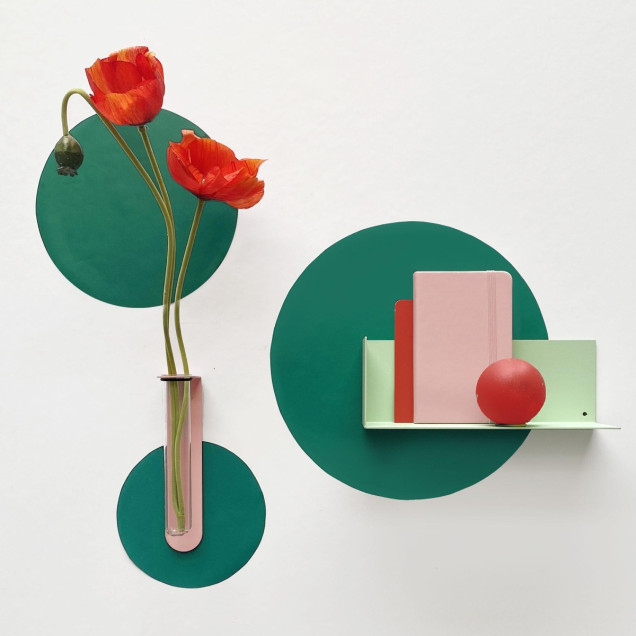 Sticker magnetic circular, verde pădure, set de 3 bucăți, decorând un perete alb