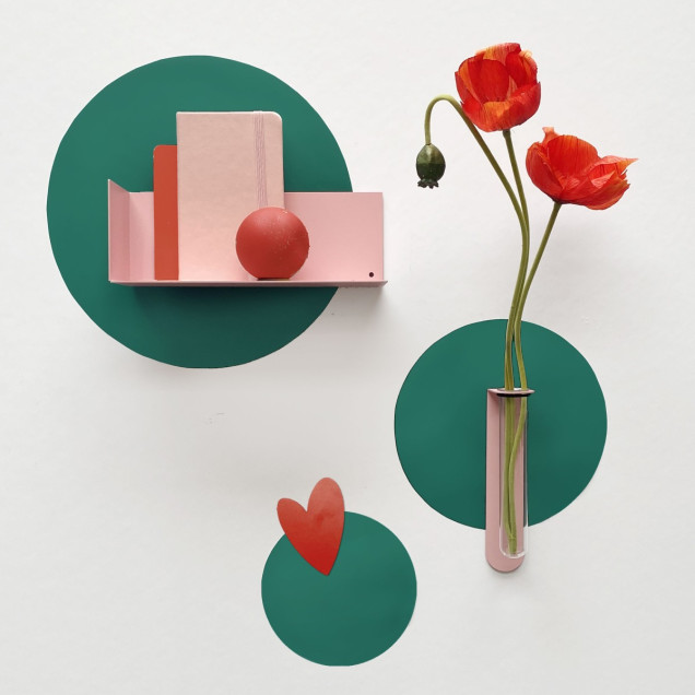 Sticker magnetic circular, verde pădure, set de 3 bucăți, decorând un perete alb