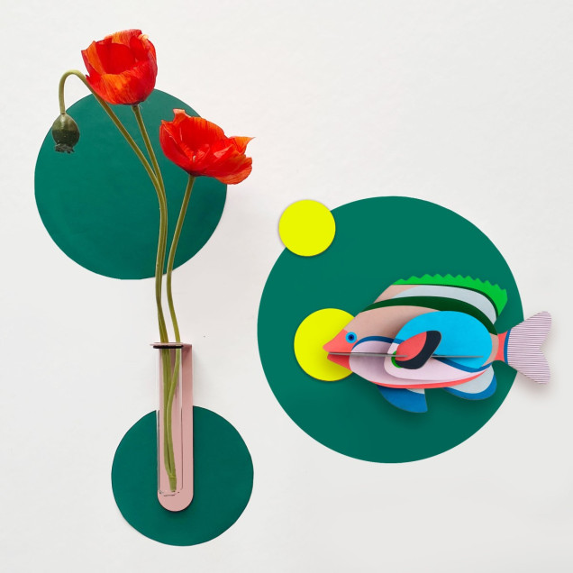 Sticker magnetic circular, verde pădure, set de 3 bucăți, decorând un perete alb