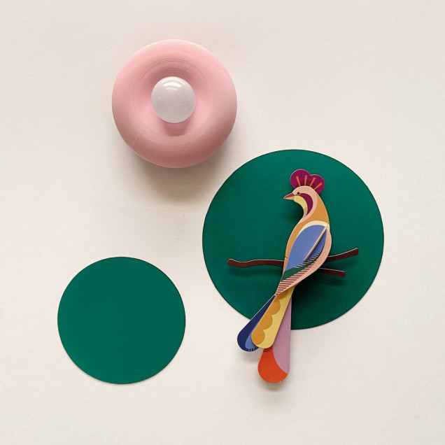 Sticker magnetic circular, verde pădure, set de 3 bucăți, decorând un perete alb
