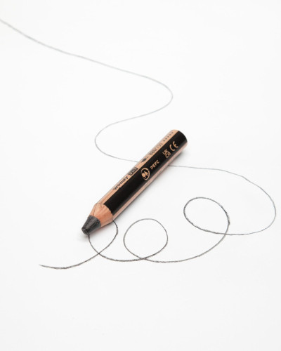 Marker universal negru desenând pe hârtie