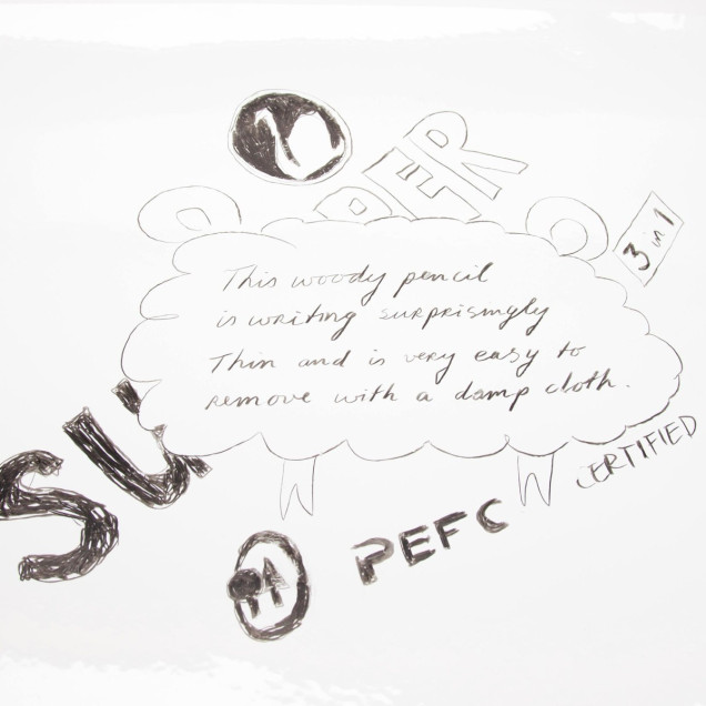 Marker universal negru desenând pe hârtie
