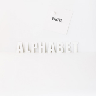 Set de litere magnetice albe formând cuvântul alfabet