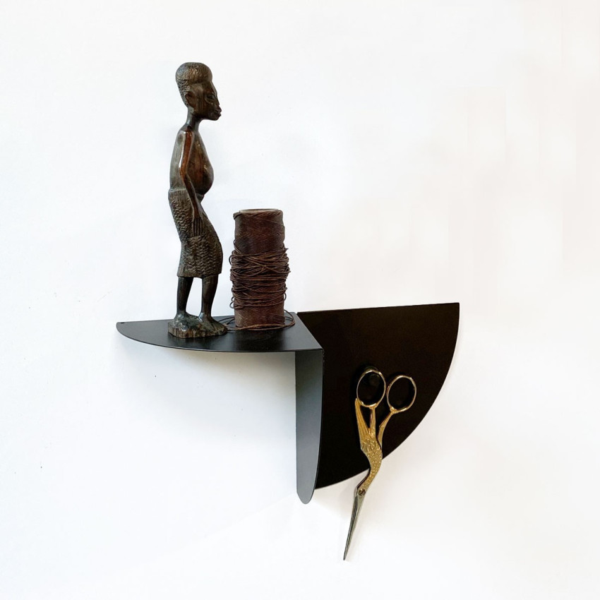 Poliță metalică neagră pentru tapet magnetic cu obiecte decorative
