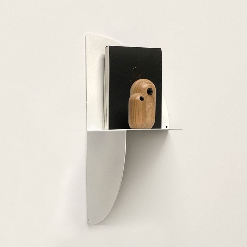 Poliță metalică albă pentru tapet magnetic cu obiecte decorative