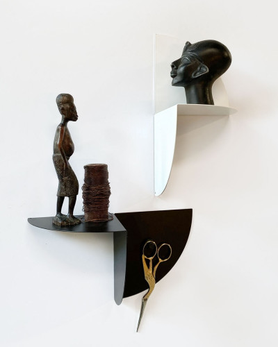Poliță metalică neagră pentru tapet magnetic cu obiecte decorative