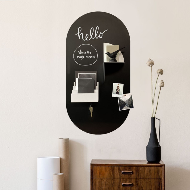 Poliță metalică albă pentru tapet magnetic cu obiecte decorative