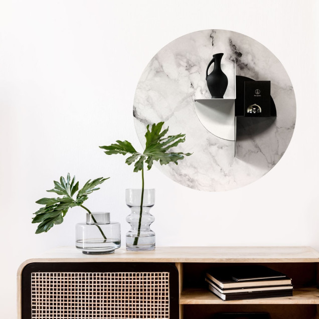Poliță metalică albă pentru tapet magnetic cu obiecte decorative
