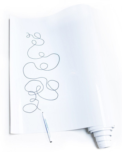 Băiat scriind pe o tablă magnetică albă