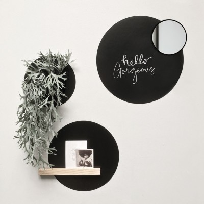 Set stickere magnetice rotunde negre pe perete alb, cu diverse obiecte decorative