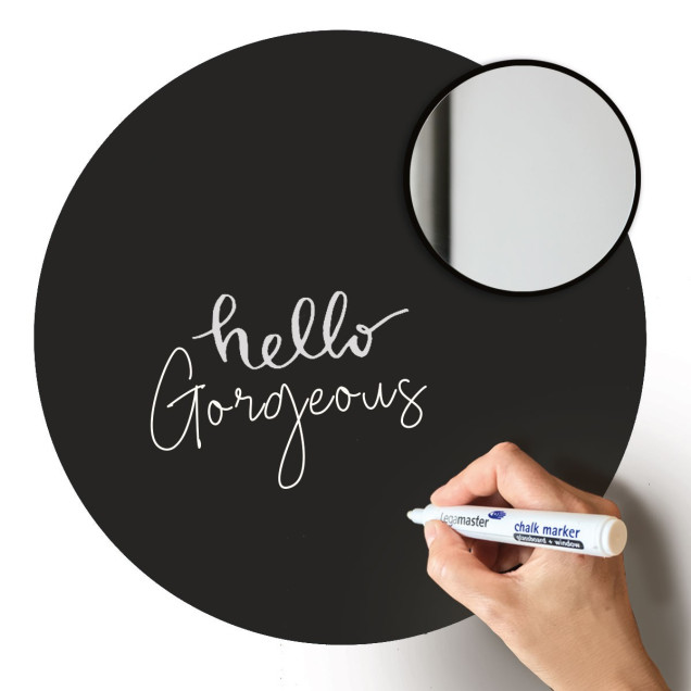 Set stickere magnetice rotunde negre pe perete alb, cu diverse obiecte decorative
