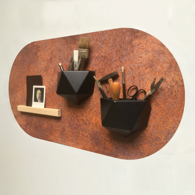 Sticker magnetic decorativ cu aspect de fier ruginit, oval